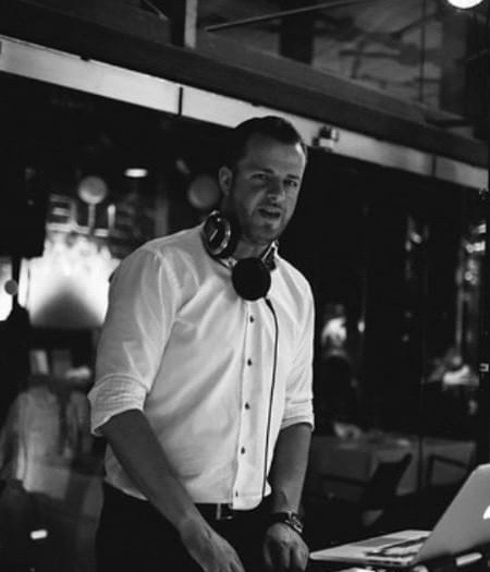 DJ Choice mit Kopfhörern am DJ-Pult